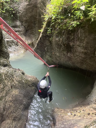 Slowenien for family - Slowenien Familienreise - Kind beim Canyoning