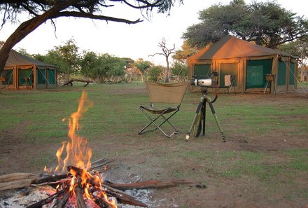 Botswana mit Jugendlichen - Botswana Reise mit Jugendlichen Erfahrungen - Zelt mit Lagerfeuer