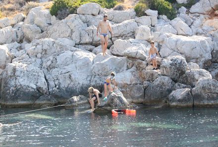 Familienreise Griechenland - Griechenland for family - Segelreise - Badespaß an steiniger Küste