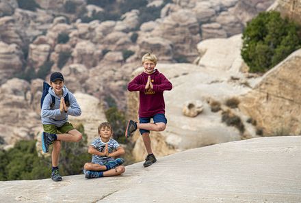 Jordanien mit Kindern - Jordanien Urlaub mit Kindern - Kinder auf Felsen