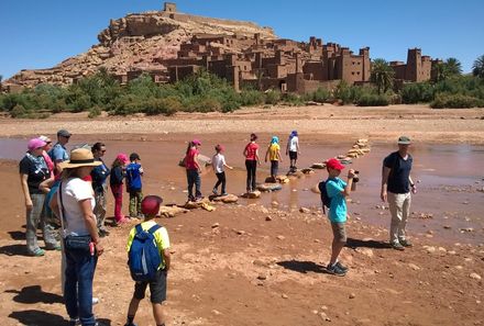 Marokko Familienreise - Marokko for family - Gruppe beim Wandern im Sand