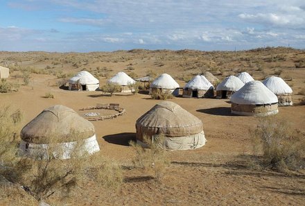 Usbekistan Reise - Kyzylkum Safari Yurt Camp - Jurten von weitem