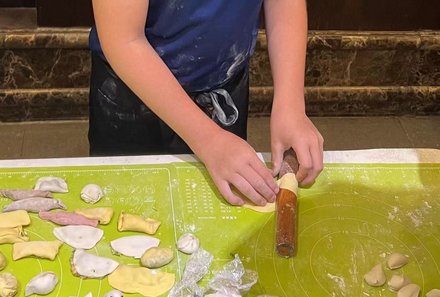 China mit Kindern - China for family - Kind macht selbstgemachte Jiaozi