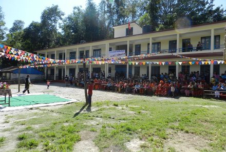 Nepal mit Kindern - Spendenprojekt in Nepal - Menschen während der Eröffnungsfeier