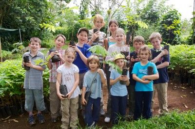 Costa Rica mit Kindern - Kinder pflanzen Bäume