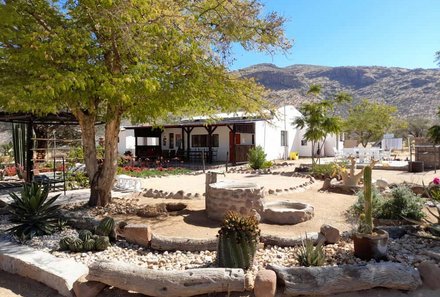 Namibia Familienreise - Namibia Family & Teens - Erongo Gebirge - Erongo Rocks Campsite - Außenansicht Farmhouse