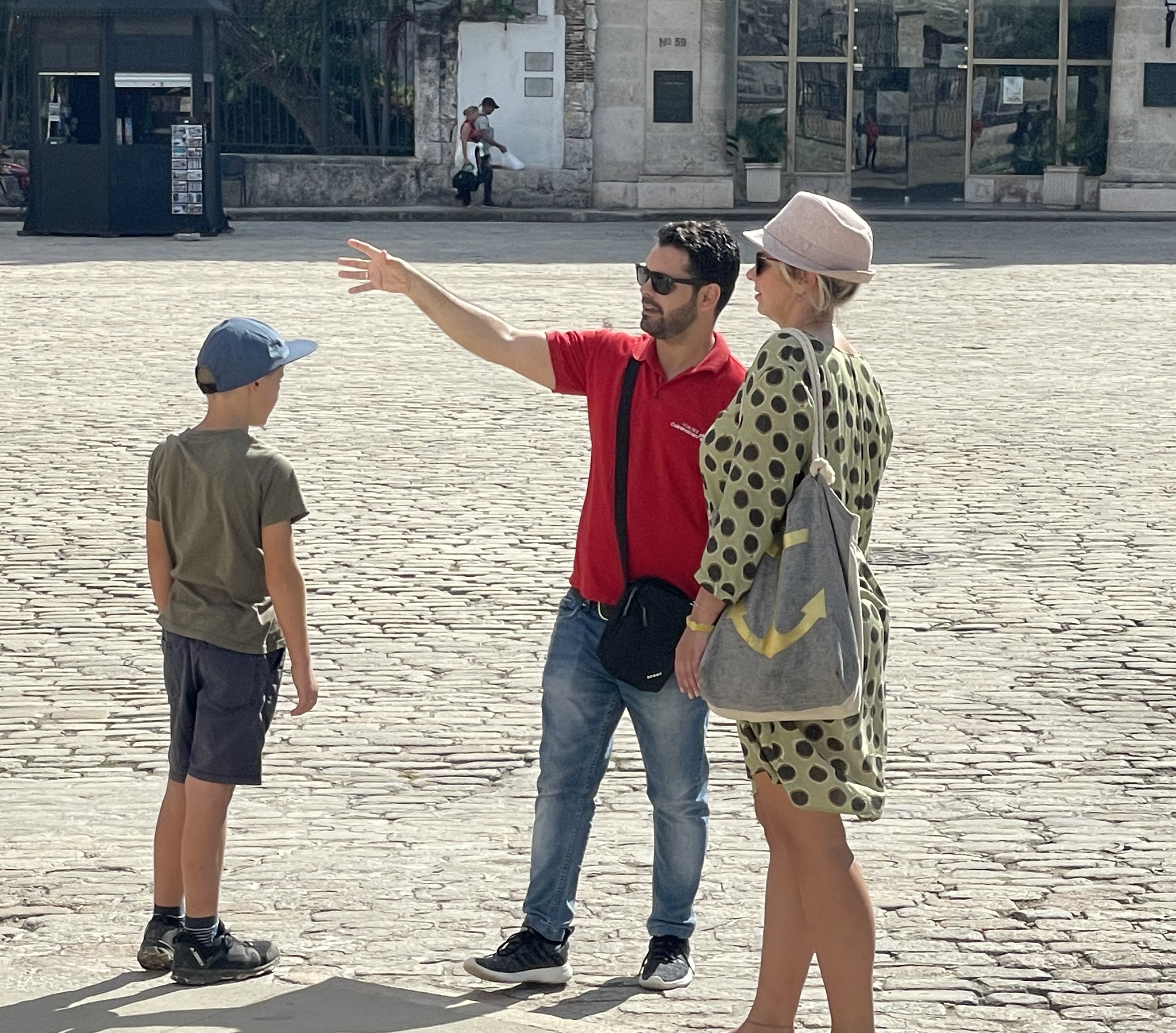 Erfahrungen, Tipps & Beratung zu Fernreisen mit Kindern - Nadja Albrecht im Interview - Nadja Albrecht mit ihrer Familie in Kuba - Reiseleiter gibt Sicherheit