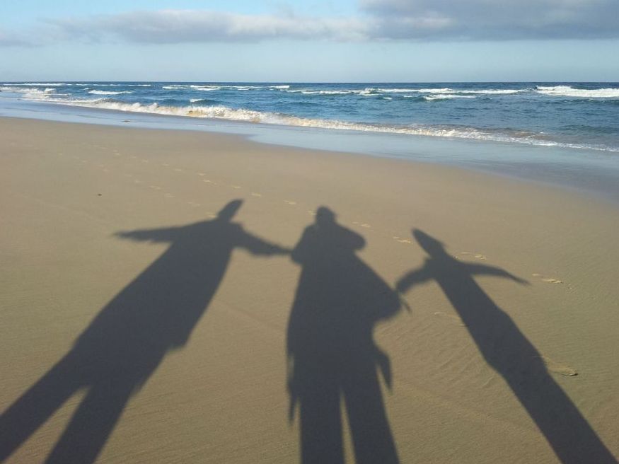 Fernreisen mit Kindern - Schatten am Strand