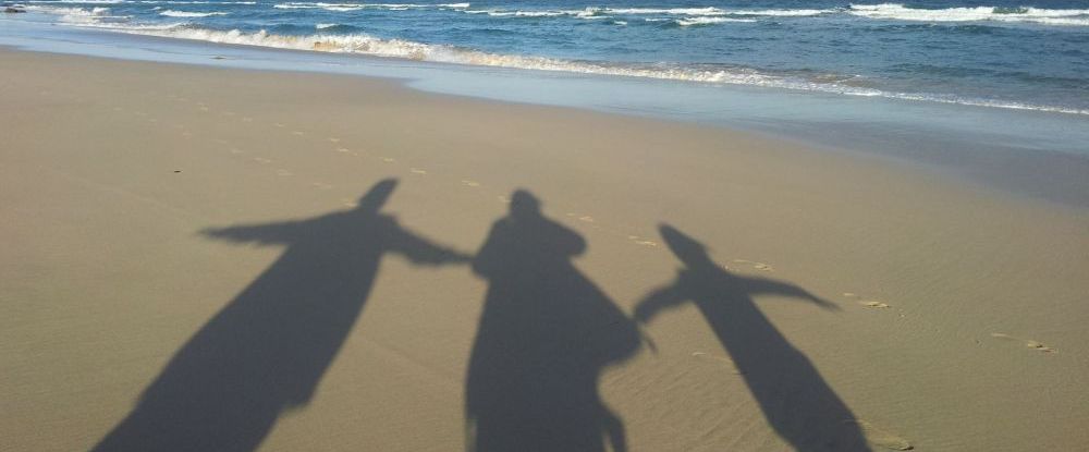 Rumreiserei zu dritt am Meer