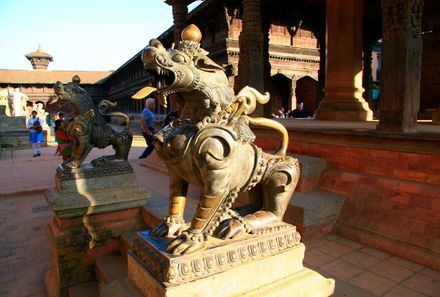 Nepal Familienreise - Nepal for family - Hunde Statuen vor Tempel