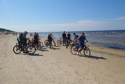 Baltikum for family - Familienreise Baltikum mit Kindern - Gruppe bei einer Fahrradtour am Jürmala Strand