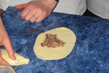 Baltikum for family - Trakai - Kibinai mit Fleisch belegen