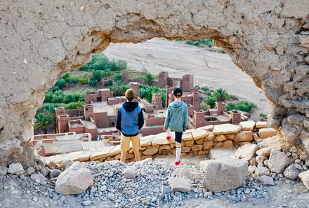 Marokko mit Kindern - Marokko mit Kindern Urlaub - Kinder blicken auf Kasbah