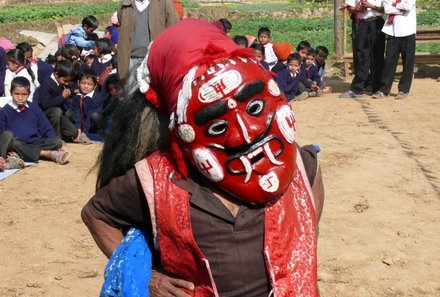 Nepal mit Kindern - Besondere an Nepal mit Kindern - Maskentanz an einer Schule