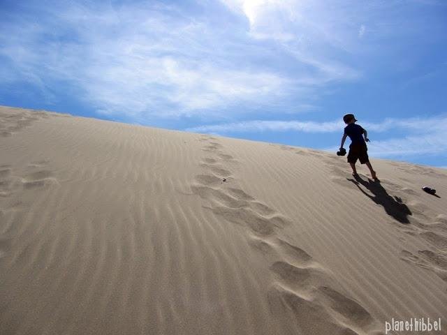 Fernreisen mit Kindern - Erfahrungsbericht - Kind in Wüste