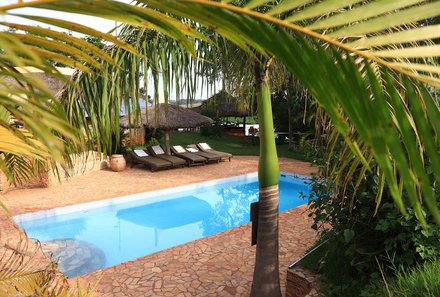 Uganda Family & Teens - Verlängerung in der The Haven River Eco River Lodge - Pool mit Palmen
