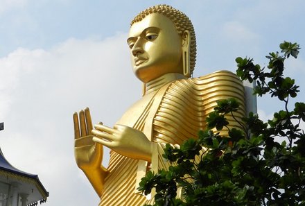 Sri Lanka young family individuell - Sri Lanka Individualreise mit Kindern - Statue bei Dambulla Höhlentempel