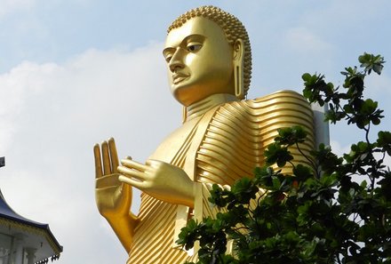 Sri Lanka Sommerurlaub mit Kindern - Goldene Statue Sri Lanka