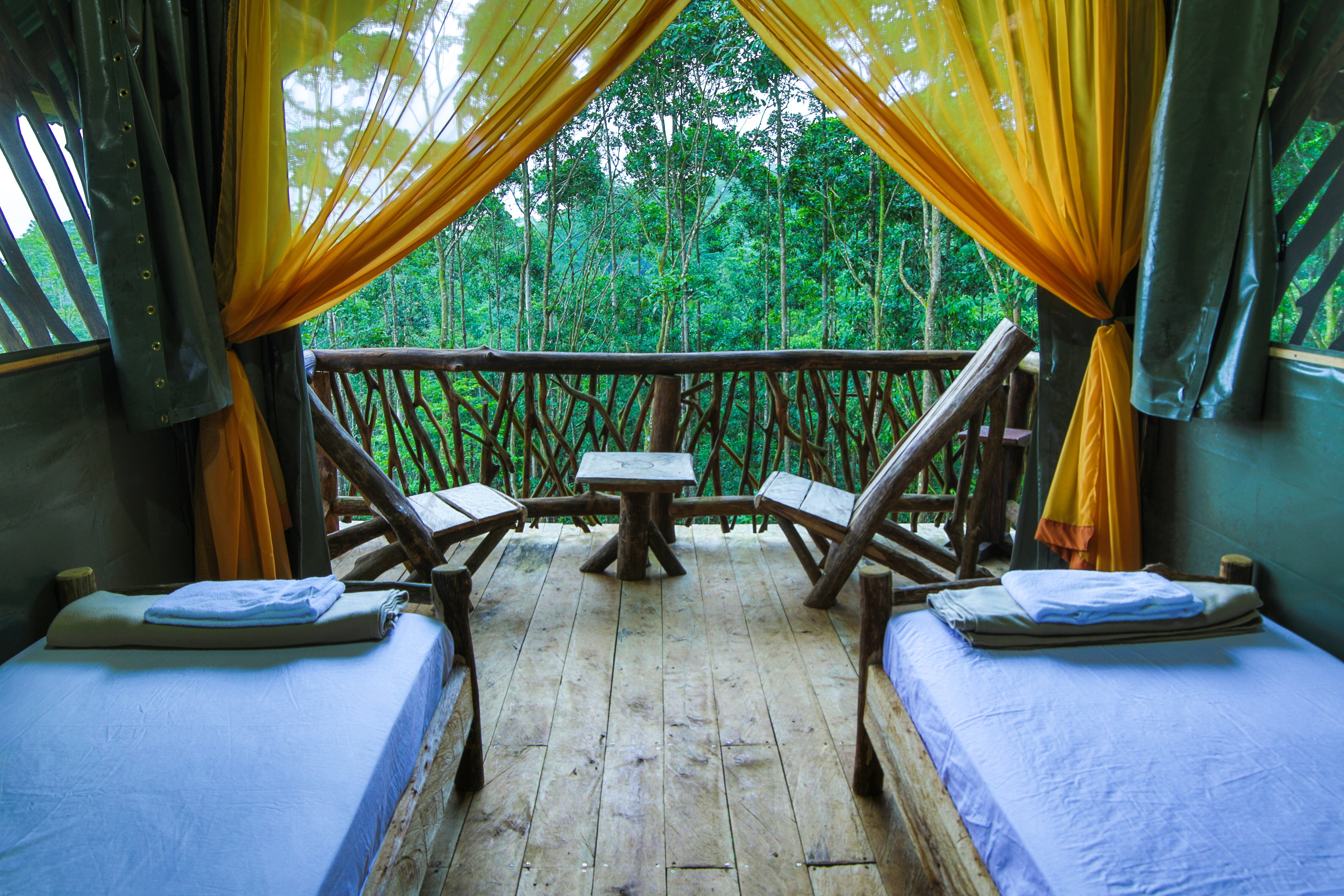 Costa Rica mit Kindern - Regenwaldprojekt: La Tigra Rainforest Lodge - La Tigra Zimmer mit Blick ins Grüne