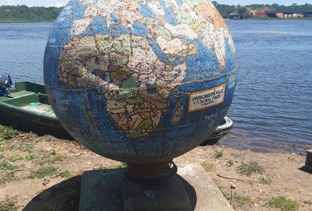 Uganda mit Kindern - Uganda Reisen mit Kindern - Erdkugel am Äquator