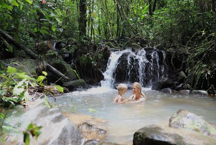 Costa Rica Familienurlaub - Costa Rica for  family individuell - La Tigra - Mutter und Kind baden in Quelle