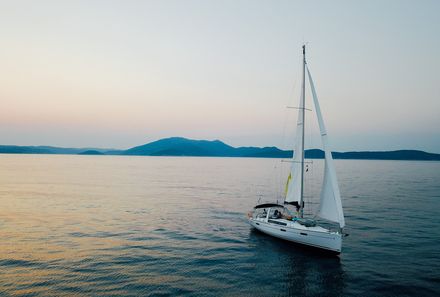 Familienreise Kroatien - Kroatien for family - Segelreise - Yacht im Abendlicht auf dem Meer