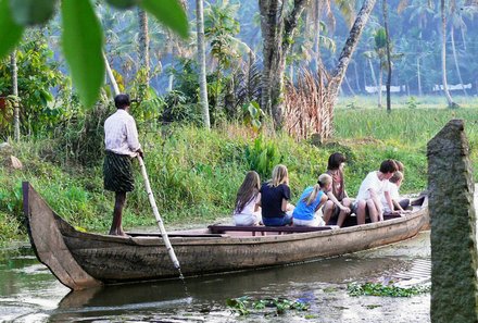 Familienreise Indien Süd - Besuch im BASIS Projektdorf - Bootsfahrt