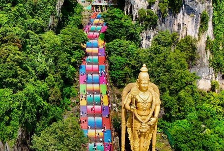 Malaysia mit Kindern - Malaysia Urlaub mit Kindern - Malaysia Rundreise mit Kindern - Kuala Lumpur - Batu-Höhlen mit Statue