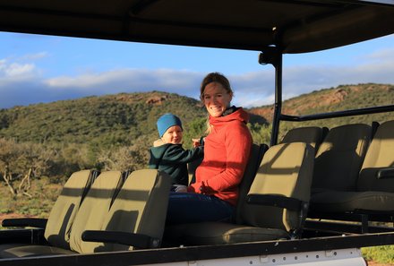 Südafrika Garden Route mit Kindern - Addo Elephant Nationalpark - Mutter mit Kleinkind auf Safari