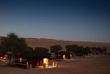 Oman Familienurlaub Wüstencamp - Thousand Nights Camp - Beduinenzelte in der Dunkelheit