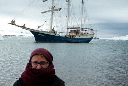 Familienreise Arktis - Arktis Reise mit Jugendlichen - Teenager vor Expeditionsschiff