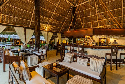 Serengeti mit Kindern individuell - Tansania for family deluxe - Sansibar Strandverlängerung - Breezes Beach Club & Spa - Bar innen