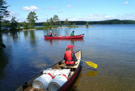 Familienreisen Schweden - Schweden for family im Kanu - Beladenes Kanu manövrieren