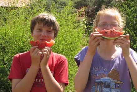 Algarve for family - Familienreise Algarve mit Kindern - Kinder essen Wassermelone