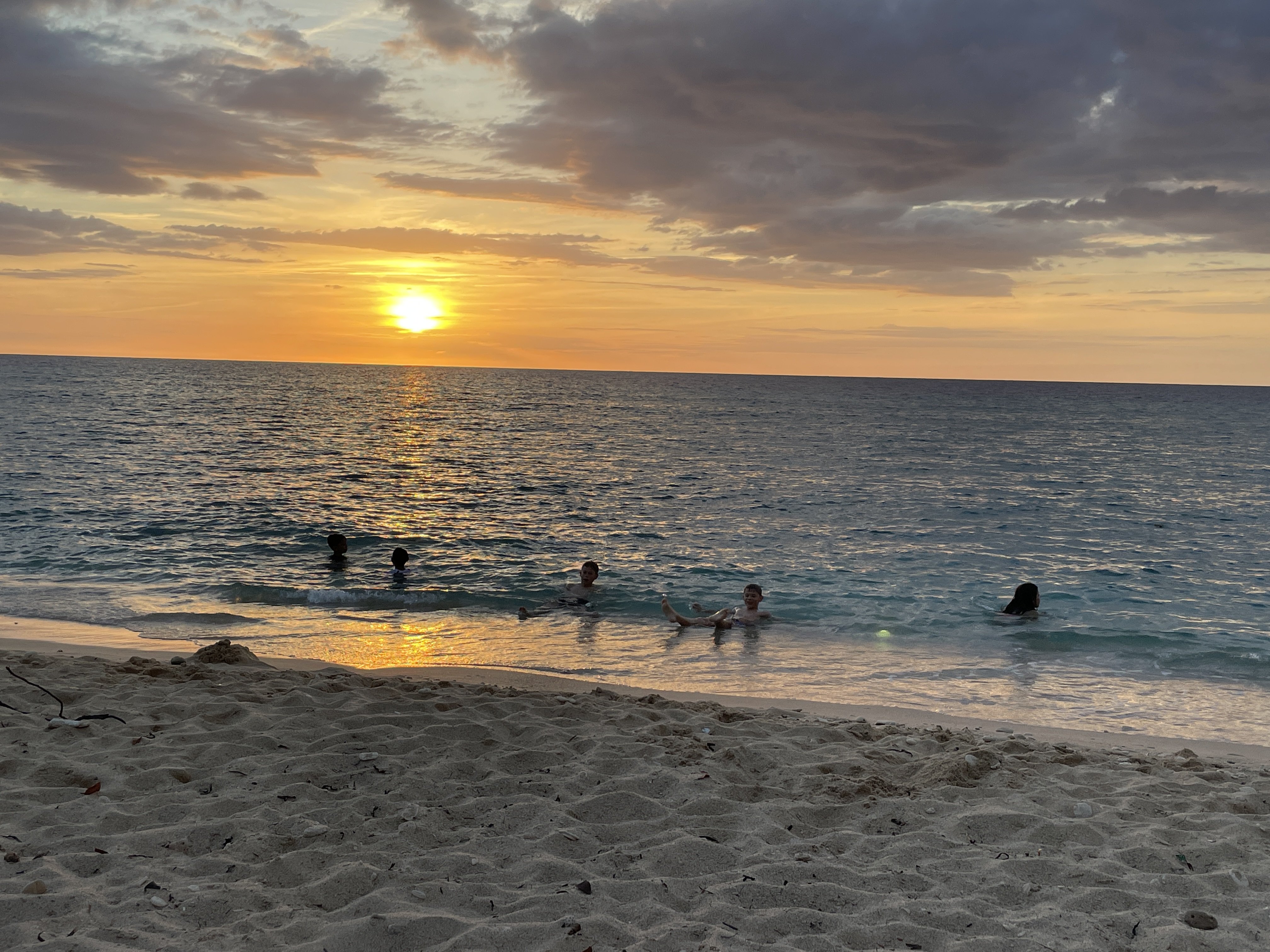 Kuba mit Kindern - Kuba Urlaub mit Kindern - beste Reisezeit Kuba - Sonnenuntergang am Karibikstrand