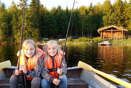 Schweden Familienreise - Aktivurlaub Schweden mit Kindern - Mädchen angeln im Boot