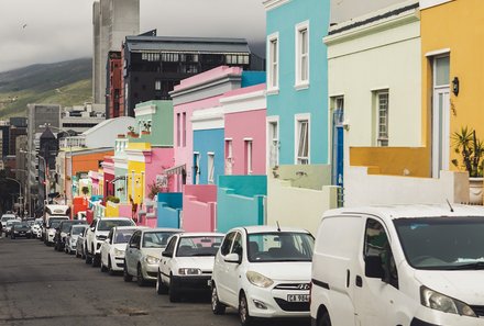 Südafrika Blog Artikel - Bunte Häuser an einer Straße in Kapstadt – Südafrika mit Kindern