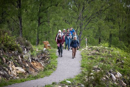 Schottland Familienreise - Schottland mit Kindern - Rewilding Besucherzentrum Gruppe bei Wanderung