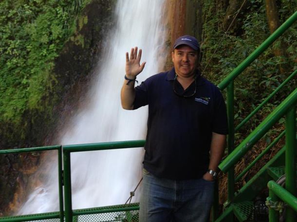 Familienreise Costa Rica - Reiseleiter vorm Wasserfall