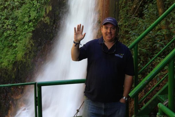 Familienreise Costa Rica - Reiseleiter vorm Wasserfall