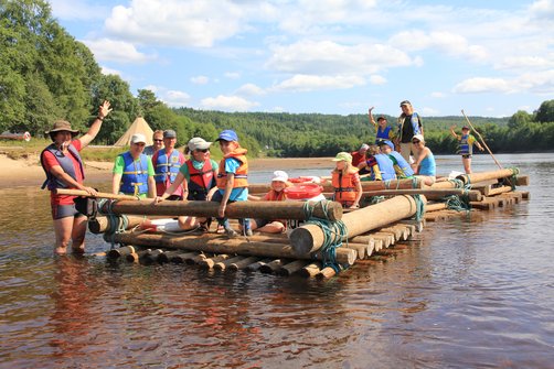 Kanu Urlaub mit Kindern - Familienurlaub im Kanu - Floss bauen
