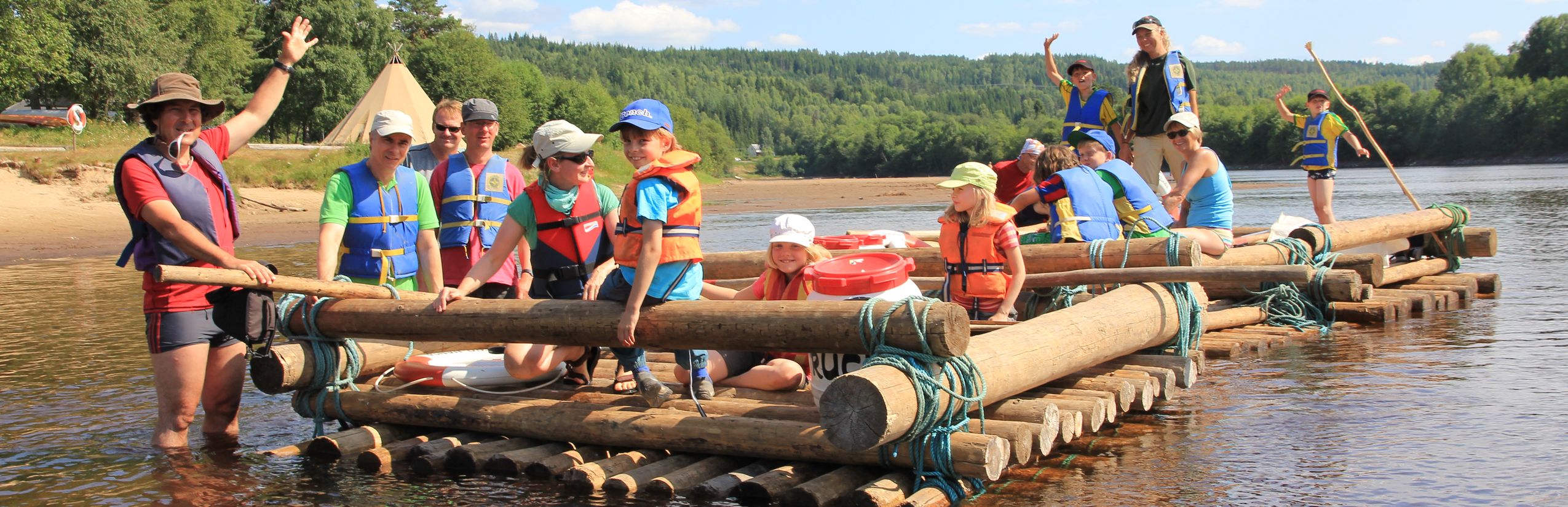 Schweden mit Kindern - Familien bauen Floss - Schweden for family