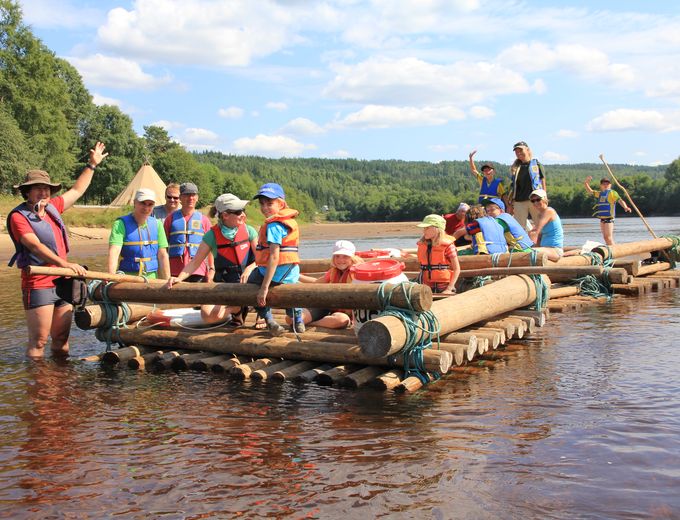 Schweden mit Kindern - Familien bauen Floss - Schweden for family