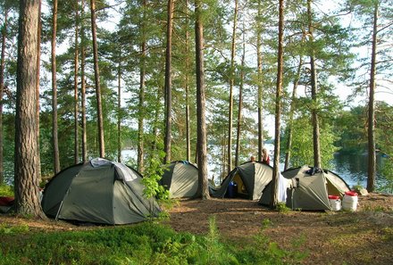 Schweden Urlaub mit Kindern - Familienurlaub Schweden - Zelte am Ufer des Sees