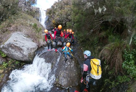 Madeira Familienreise - Madeira for family individuell - Canyoning Reisegruppe bei Wasserfall