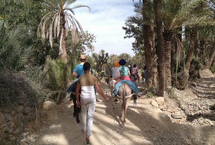 Marokko mit Kindern - Kinder beim Eselreiten in Oase