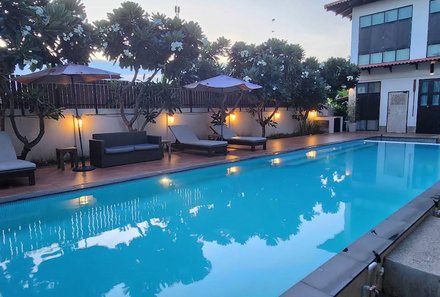 Thailand Family & Teens - Uthai Heritage Hotel - Pool mit Liegen