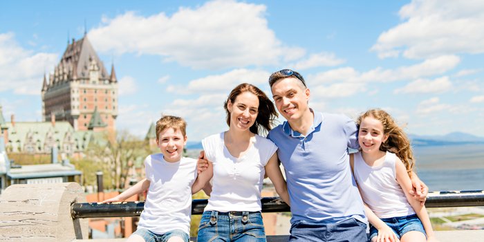 Neue Familienreisen 2026 - Reisen mit Kindern 2026 - Familienfoto in Kanada