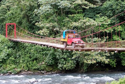 Familienreisen nach Costa Rica - Costa Rica mit Kindern - Auto auf Hängebrücke