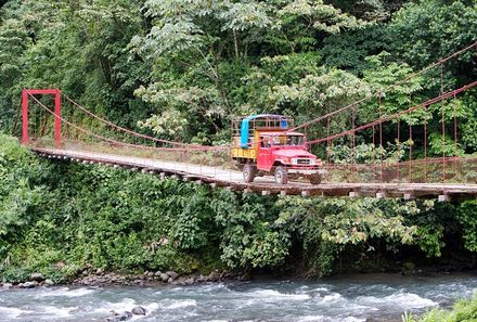Costa Rica mit Kindern - Auto auf Hängebrücke
